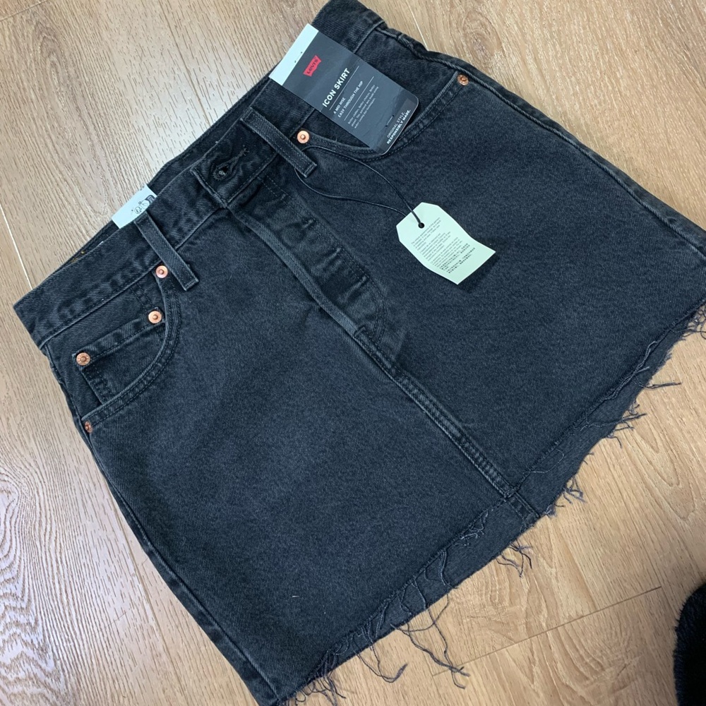 Brand New black denim Levi skirt size 25